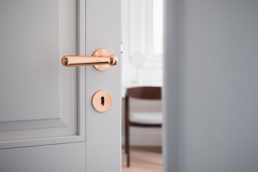 Stilvolle Kassettentüren für eine Wohnung mit Retro-Charme