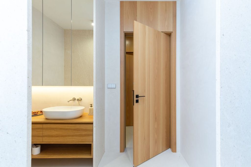 Türen, die in beide Richtungen öffnen