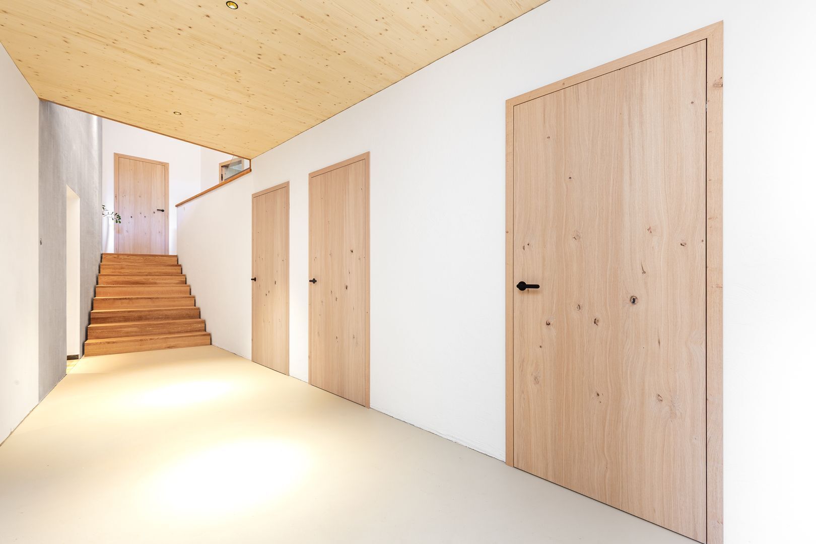 Helle Eiche sorgt für ein modernes Ambiente und Gemütlichkeit