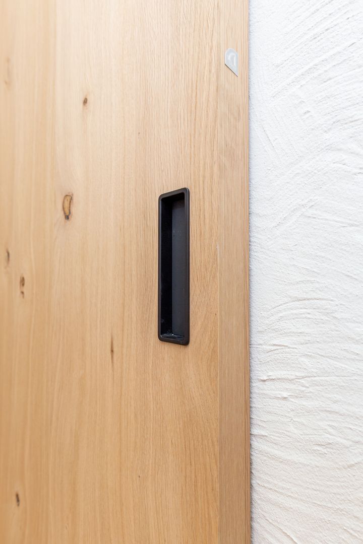 Türbeschläge in schwarz harmonieren perfekt mit Eichenholzfurnier