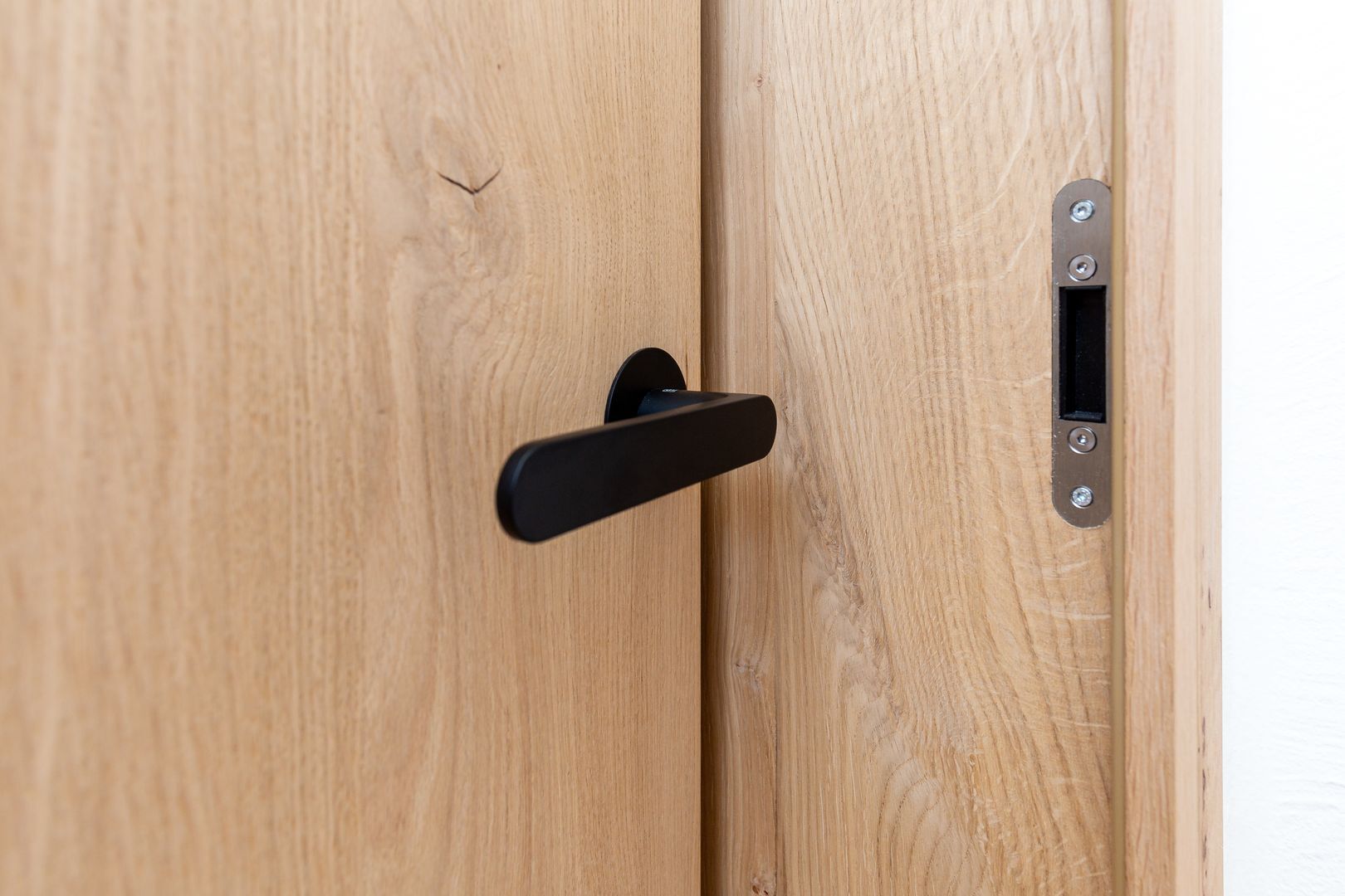 Türbeschläge in schwarz harmonieren perfekt mit Eichenholzfurnier