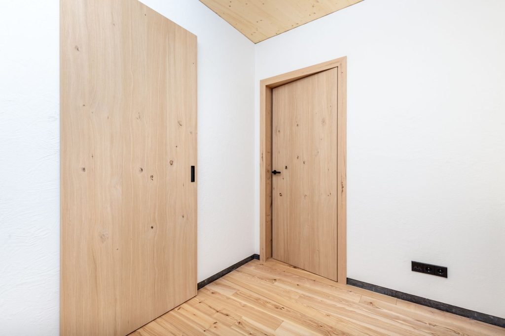Holzbau bis ins letzte Detail: Türen, Böden und Decken in Eiche