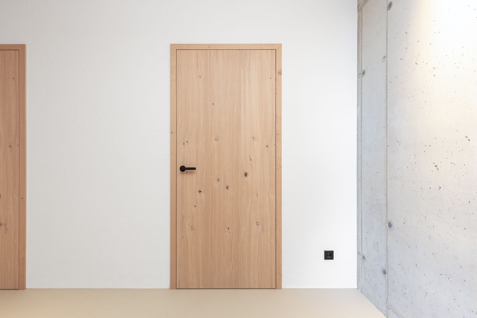 Tür und Zarge im gleichen Eichenholzfurnier